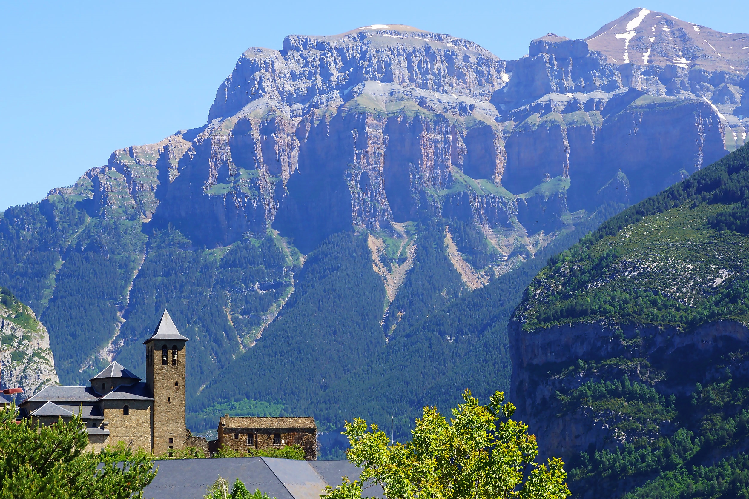 北スペインの観光スポットであるアラゴンのトルラとピレネー山脈