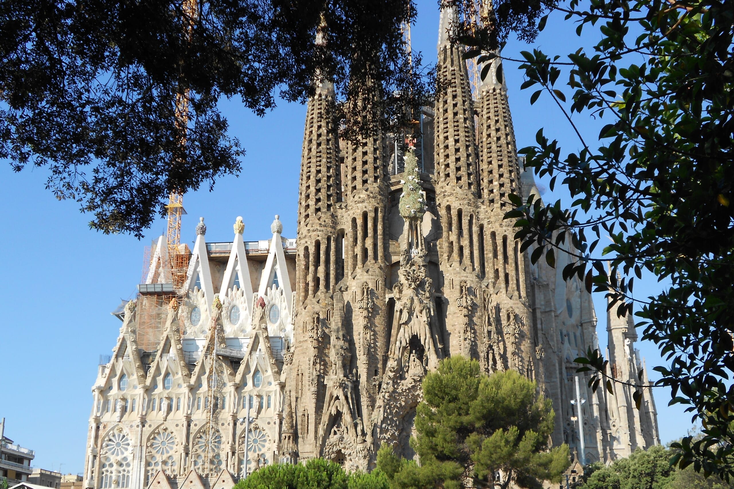 北スペインの観光スポットであるバルセロナのサグラダ・ファミリア教会