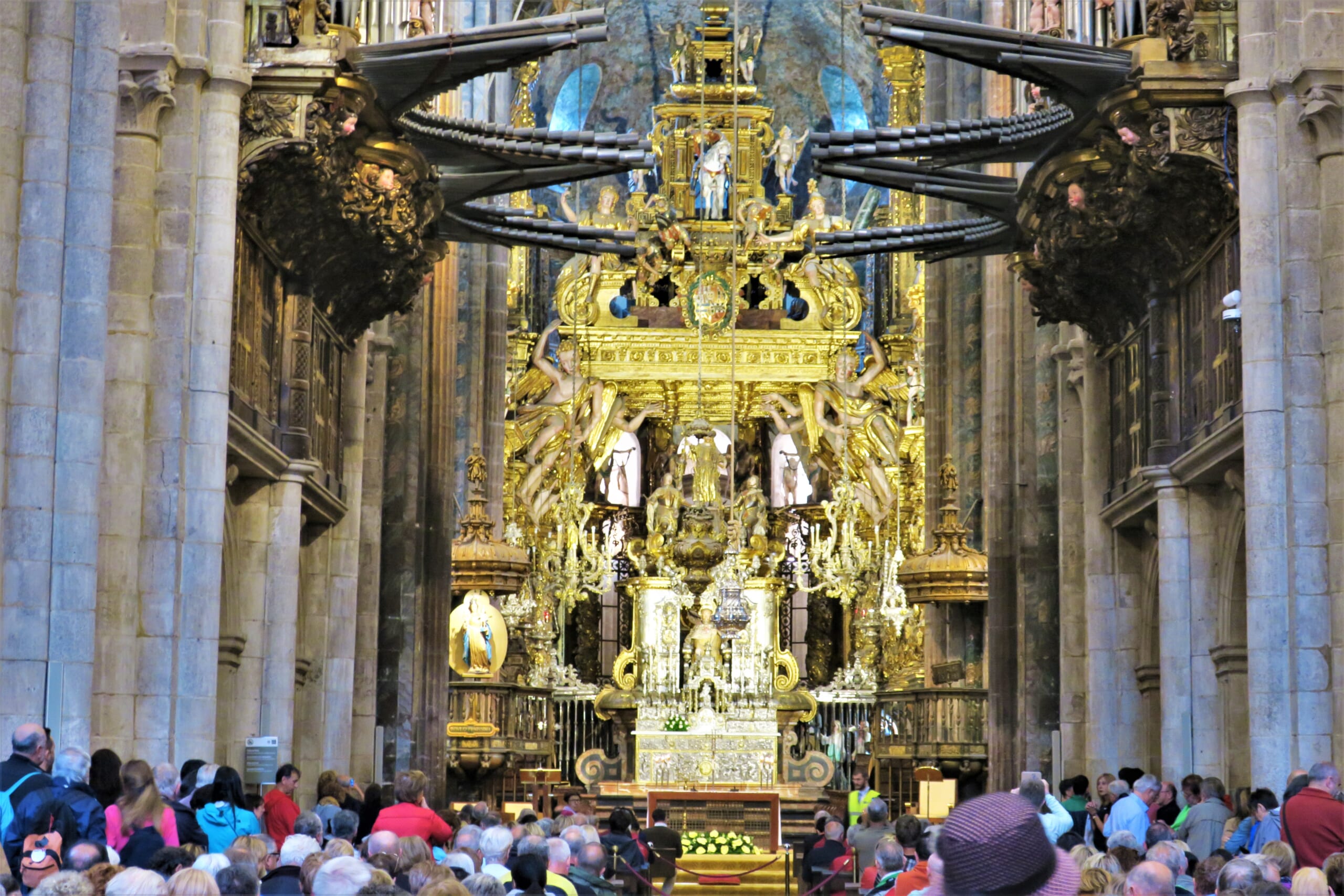 北スペインの観光スポットであるガリシアのサンティアゴ・デ・コンポステーラ大聖堂でのミサ