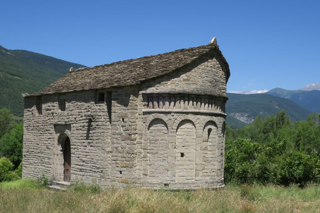 北スペインの観光スポットであるアラゴンのセラブロ教会群とピレネー山脈