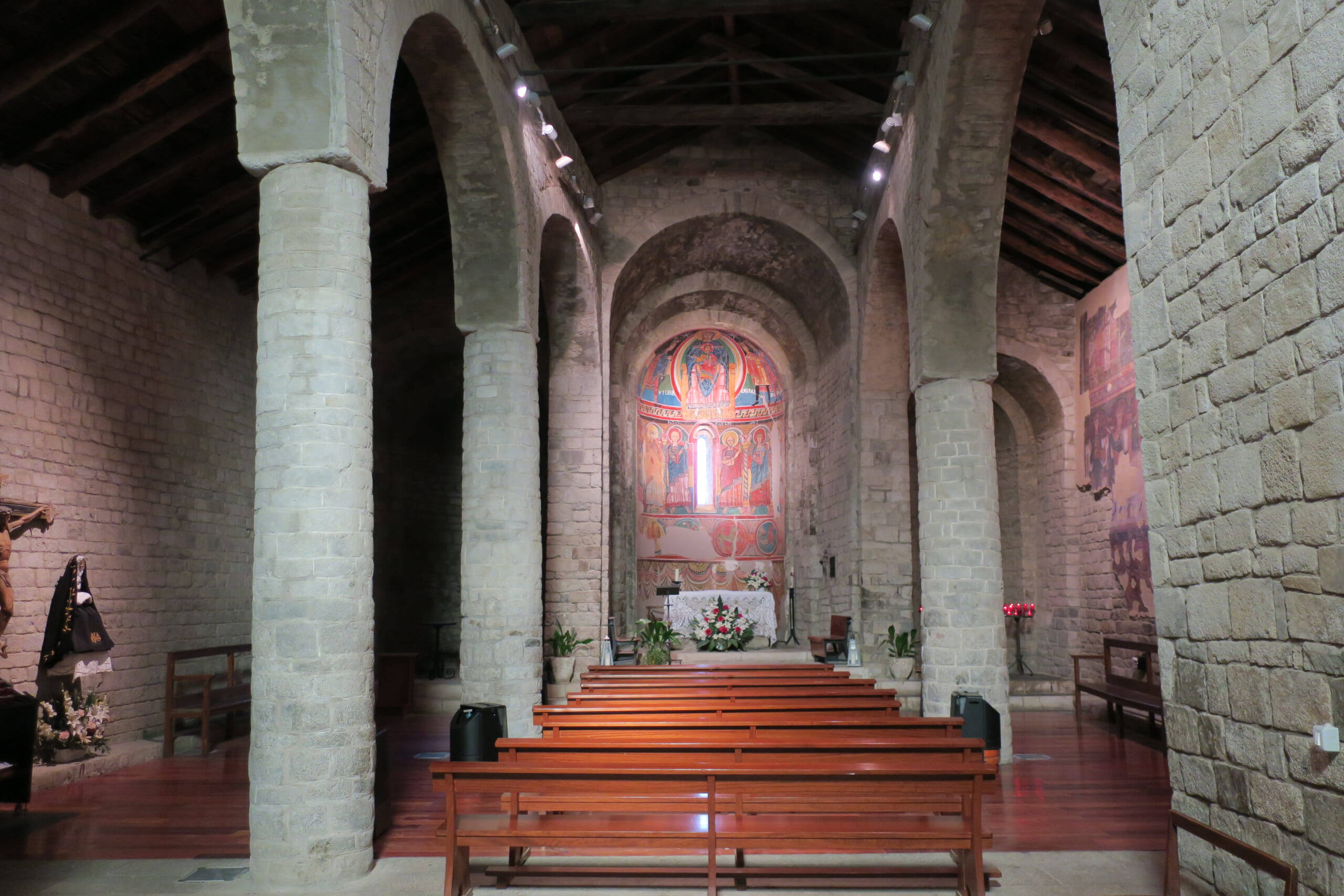 北スペインの観光スポットであるカタルーニャのボイ渓谷に位置するタウル村のサンタ・マリア教会