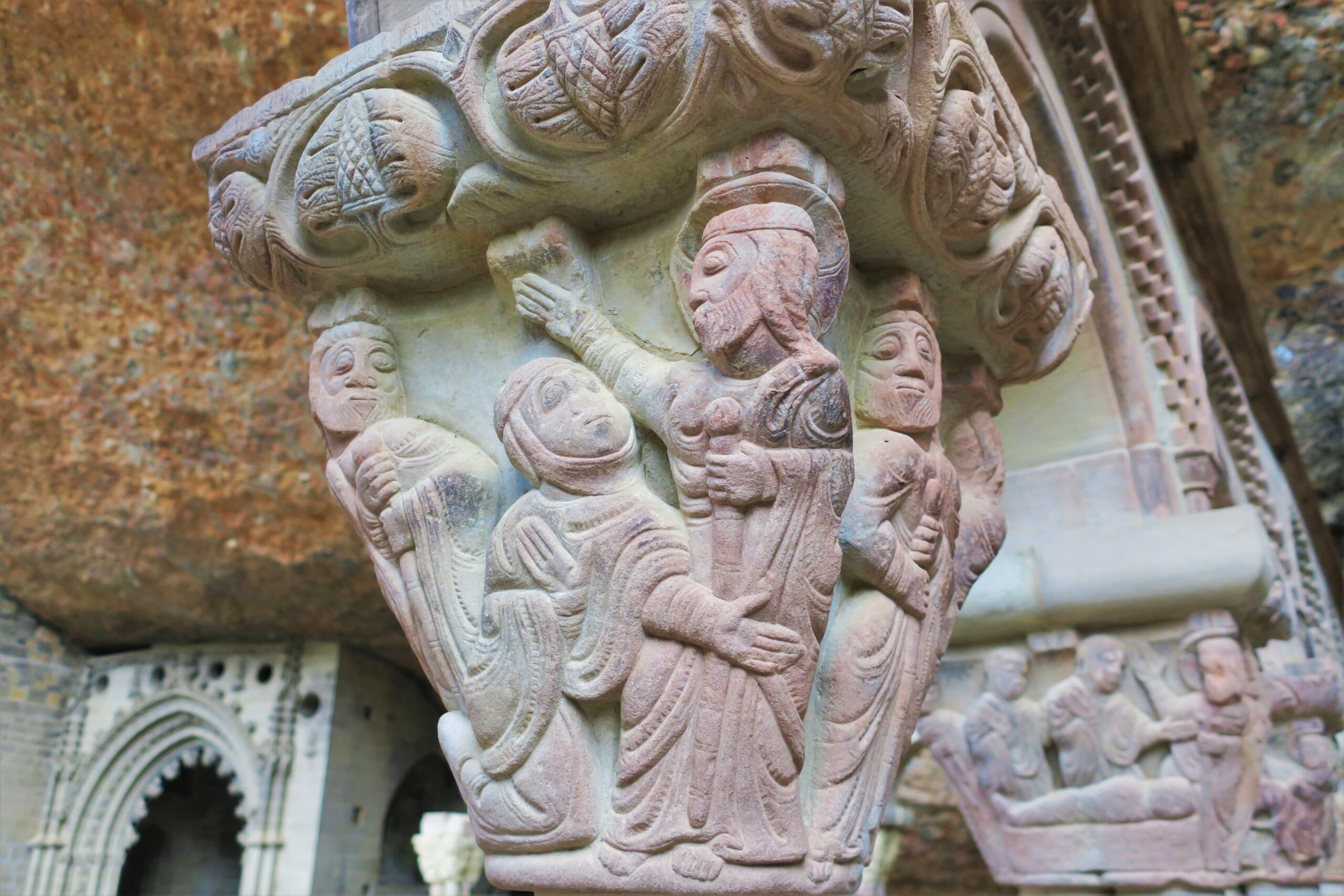 北スペインの観光スポットであるアラゴンのサン・フアン・デ・ラ・ペーニャ修道院のロマネスク様式の柱頭彫刻