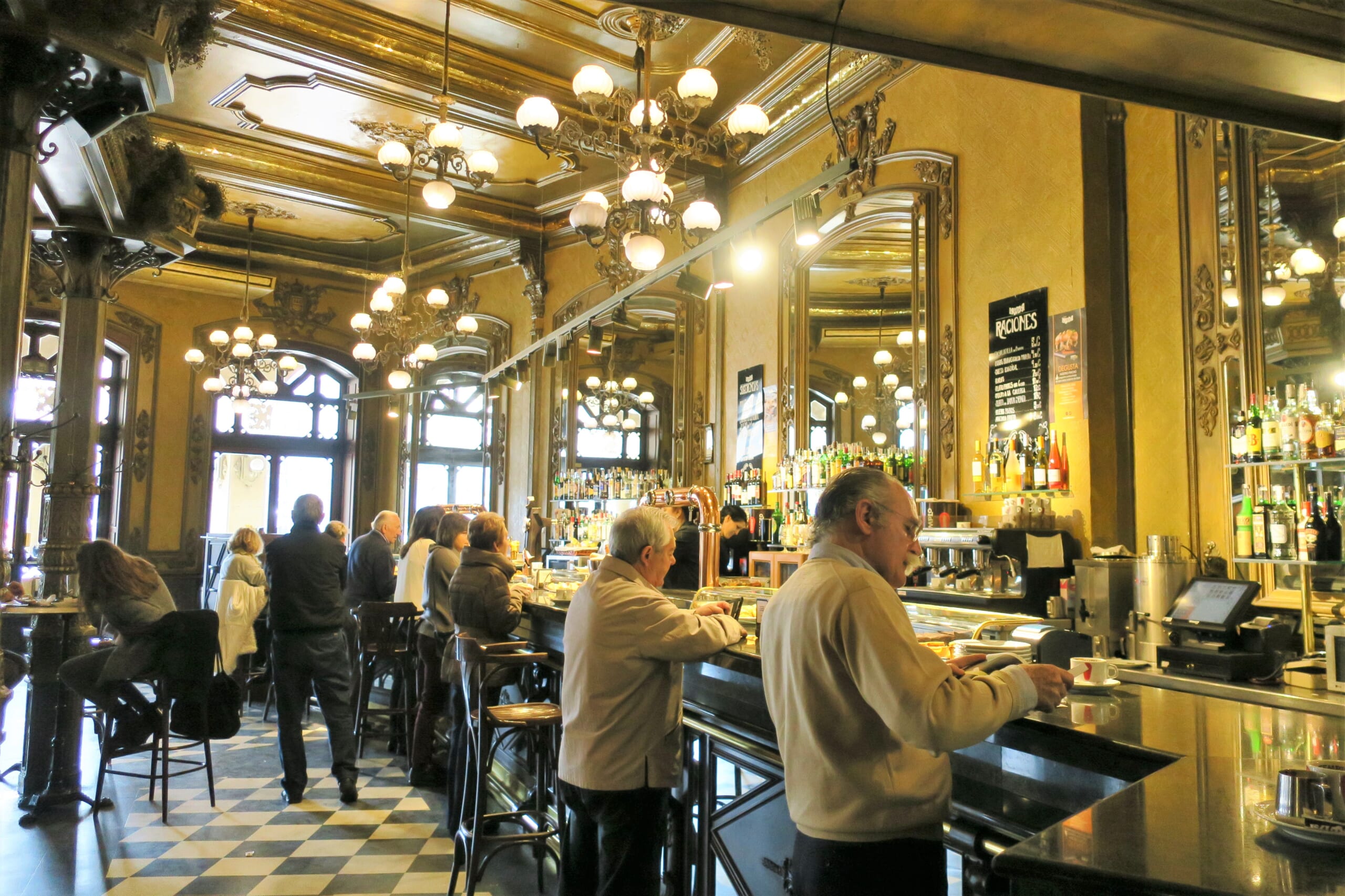 北スペインの観光地であるパンプローナのカフェ・イルーニャ