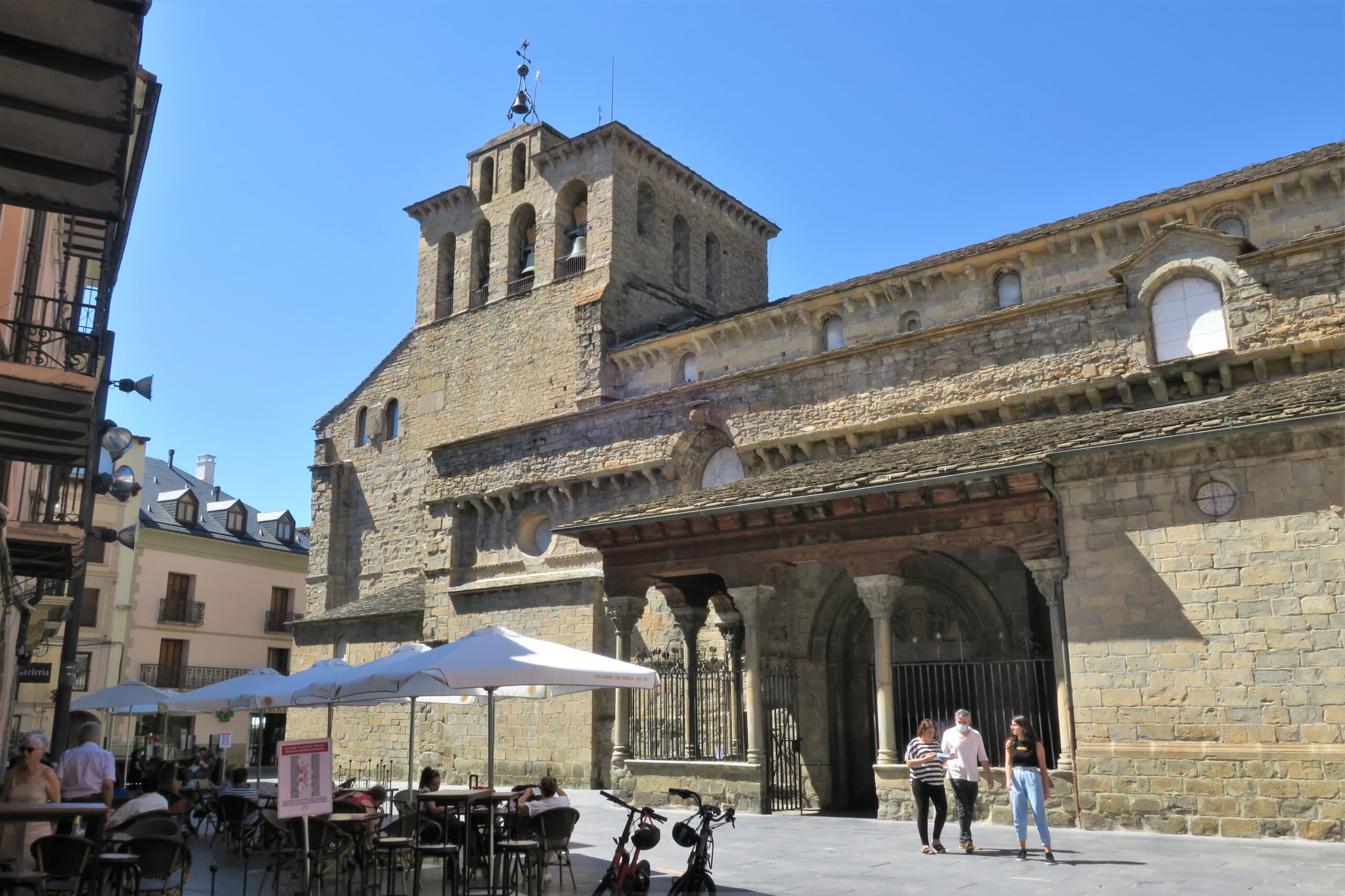 北スペインのサンティアゴ巡礼路の経由地であるアラゴンのハカ大聖堂
