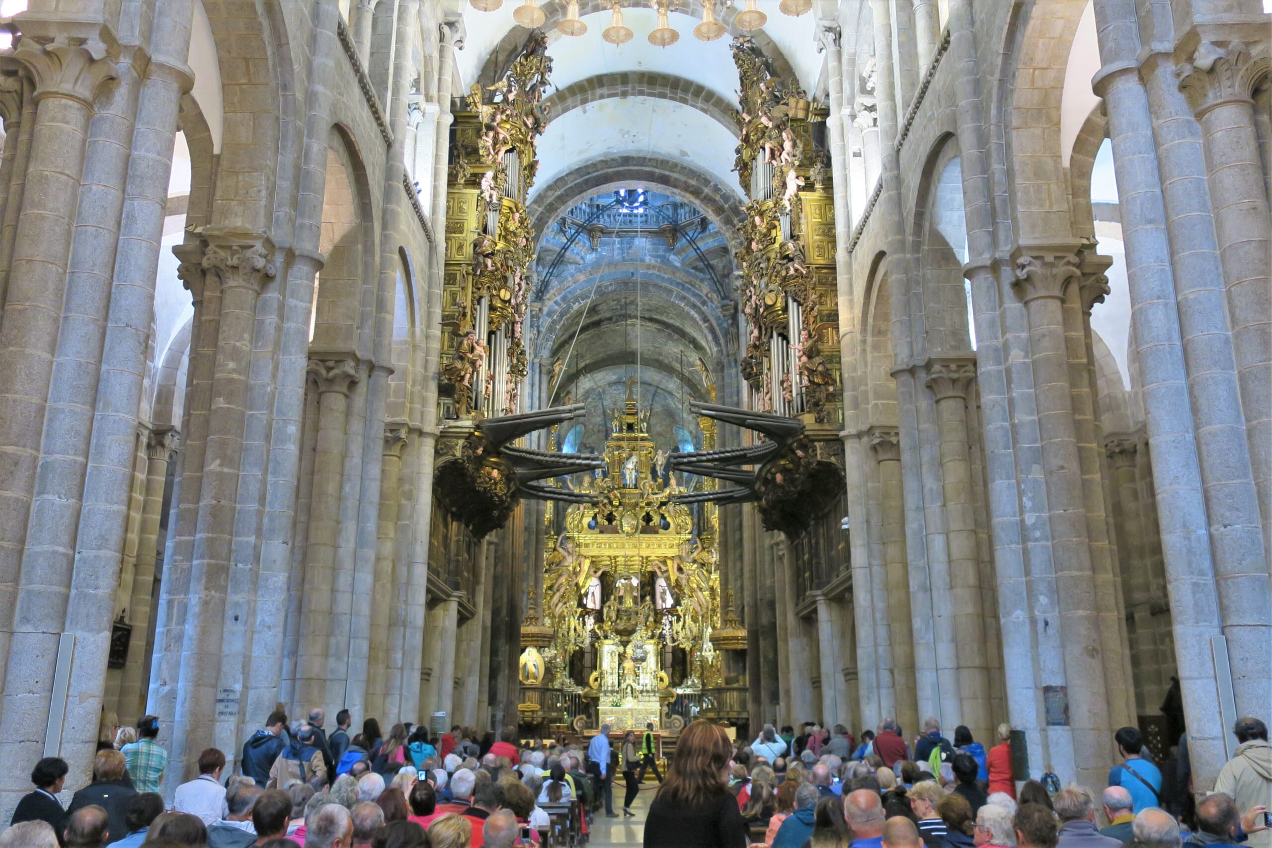 北スペインのサンティアゴ巡礼路の最終目的地であるサンティアゴ・デ・コンポステーラ大聖堂でのミサ